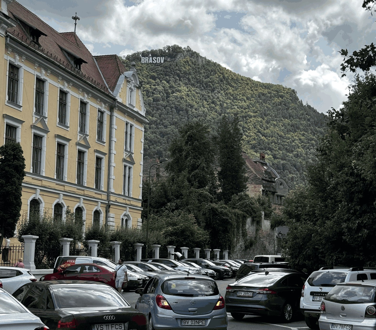 Semnul Brașov de pe Tâmpa și strada cu parcare