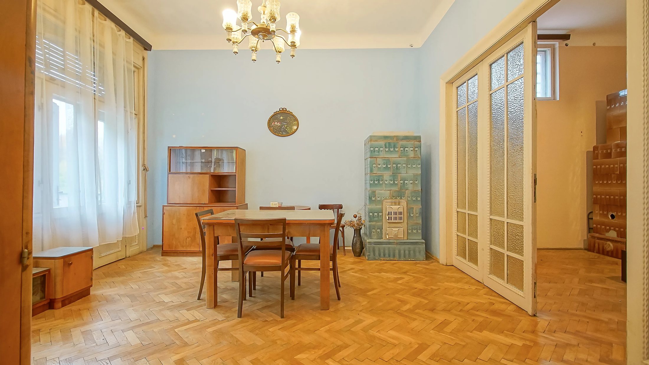 Soba de teracotă albastră păstrată în living