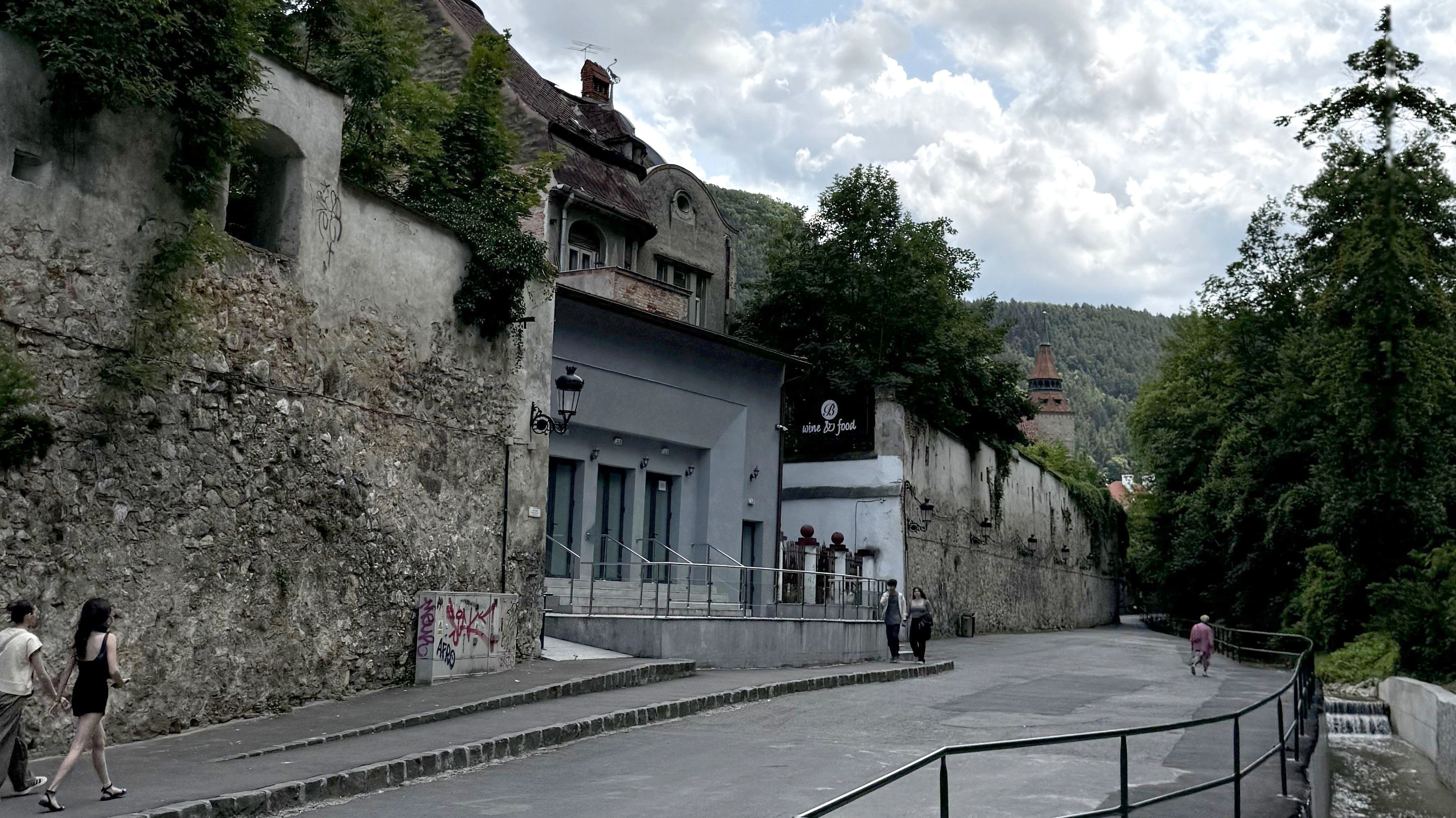 Strada După Ziduri și pârâul Graft (Spurcata), sub zidul cetății