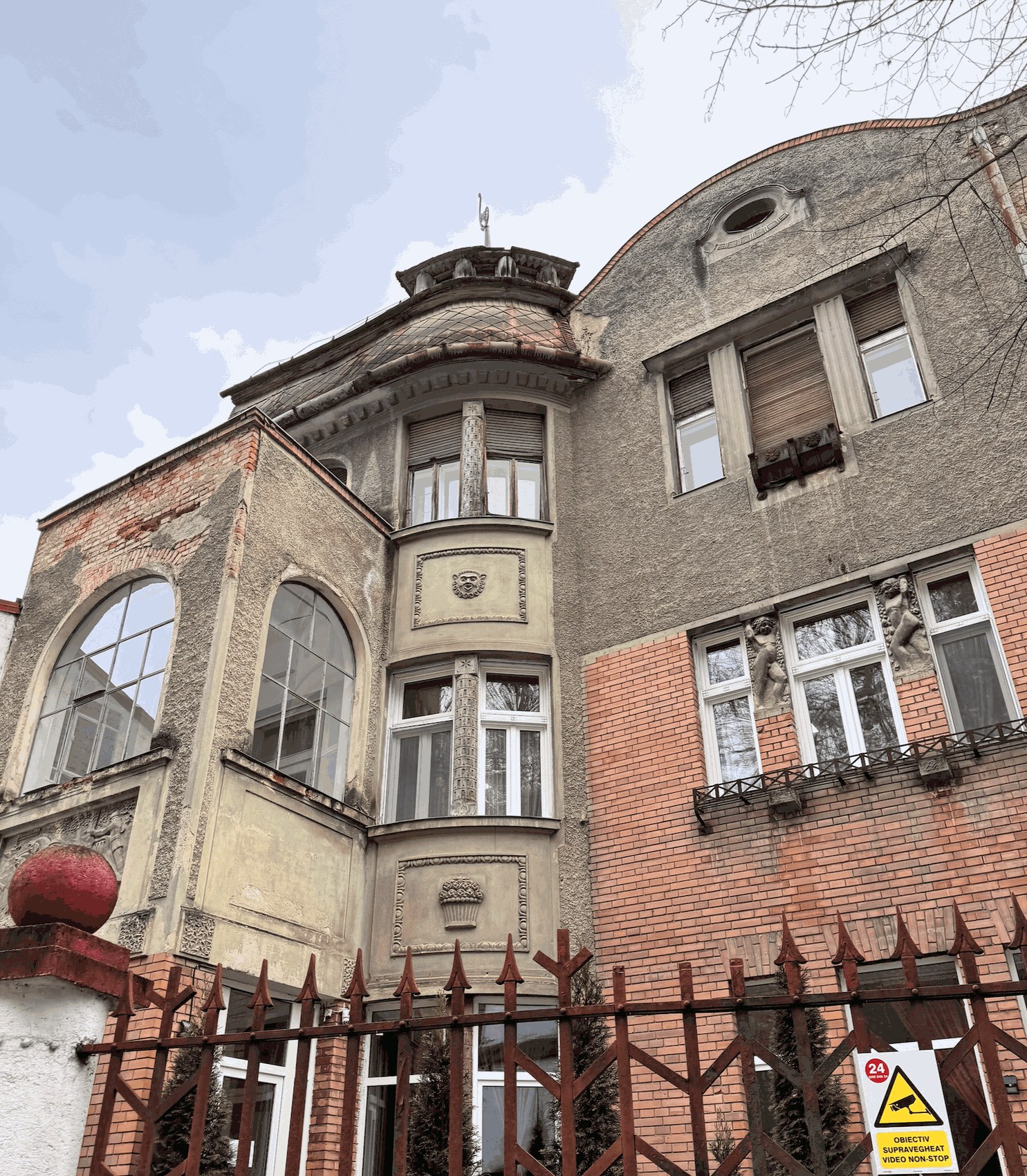 Casa văzută dinspre După Ziduri, cu bovindoul și rulourile de lemn