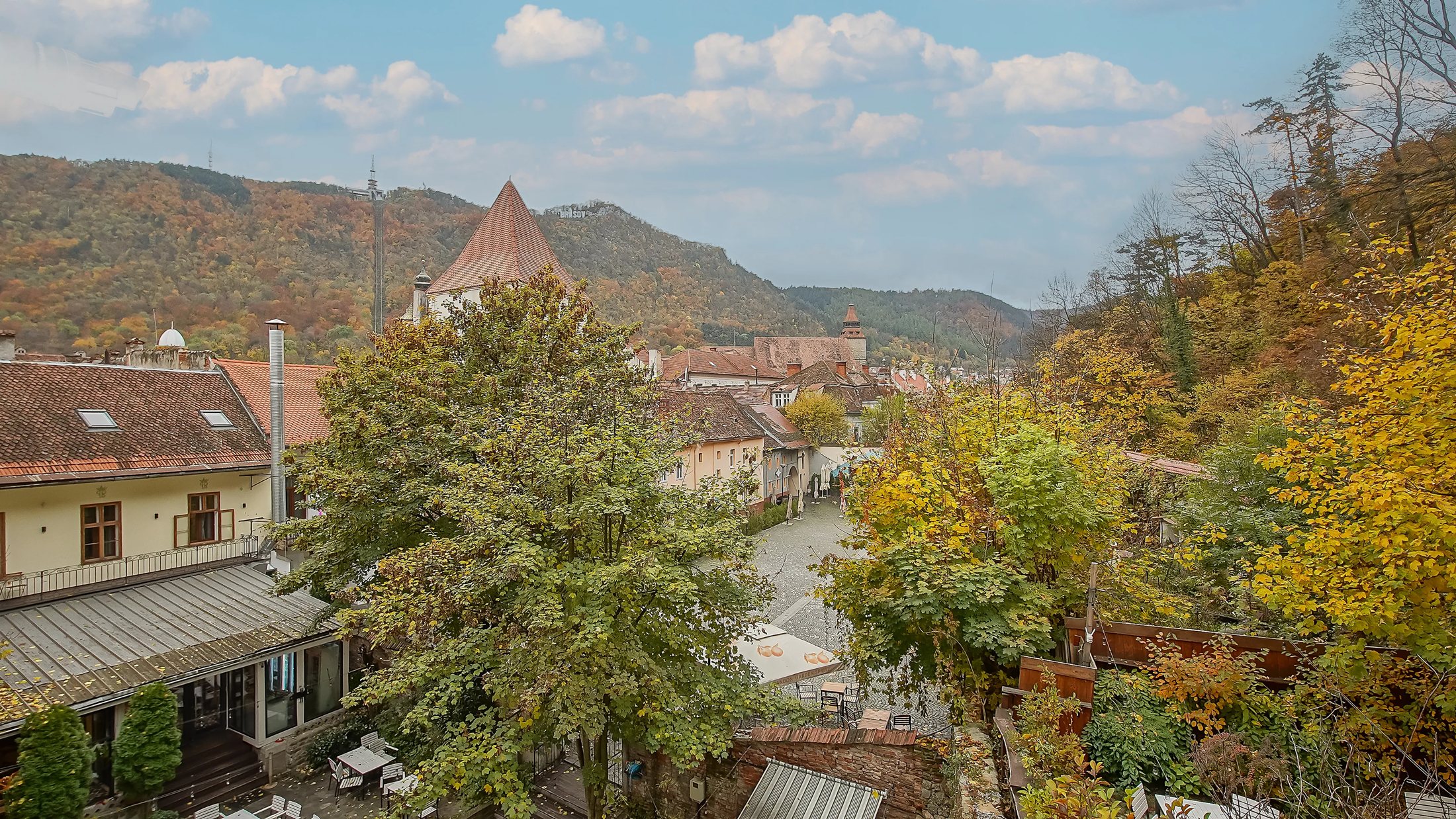 Curtea interioară văzută de pe balconul comun
