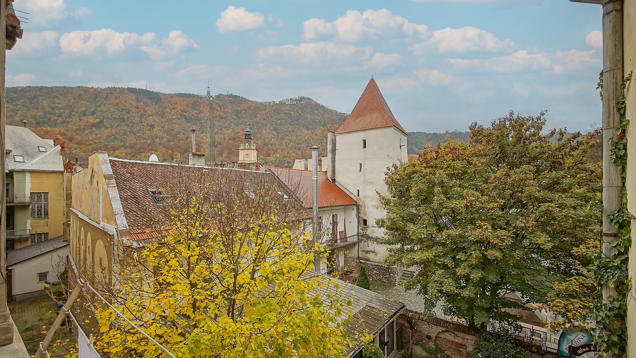 Turnurile fortificației, văzute de pe balconul comun